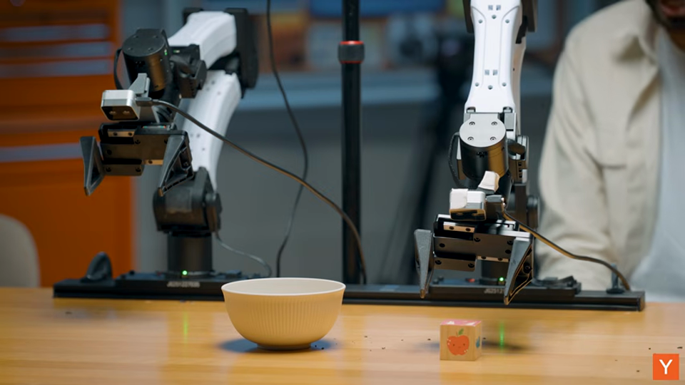 Waddle Labs, RoboCurve 창업자 발표 화면 · Robot-Use Agents: Why General-Purpose Models May Win in Robo 17분 24초
